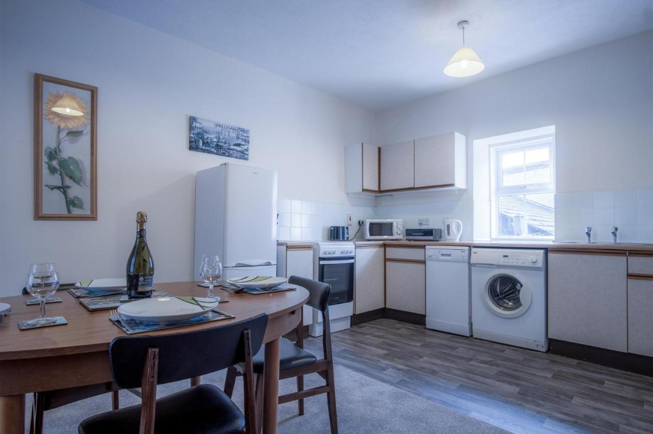 Dragons Den - 2 Bedroom Apartment - Tenby Bagian luar foto