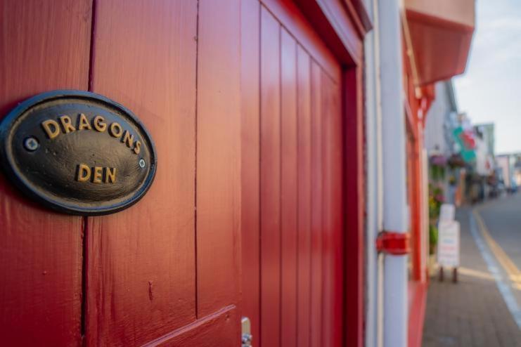 Dragons Den - 2 Bedroom Apartment - Tenby Bagian luar foto